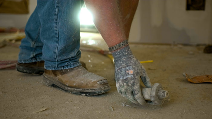 Picking up a spray gun